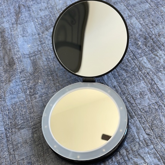 J lit mirror and magnified mirror with stand - Picture 2 of 4